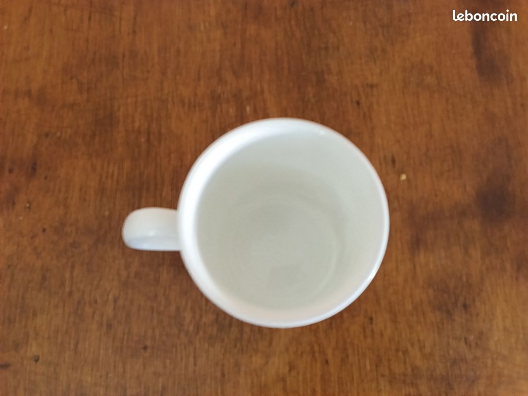 Mug en porcelaine fine « Cat Lovers » de Roy Kirkham présente une délicate illustration rétro de chats et de chatons jouant avec des pelotes de laine (image 4)
