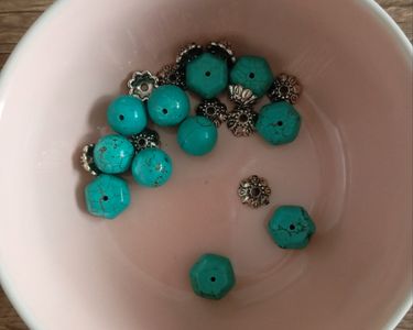 Broche Originale Création Artisanale - 1/2 Perle Et 2 Perles Type Turquoise - Métal Oxydé - Occasion