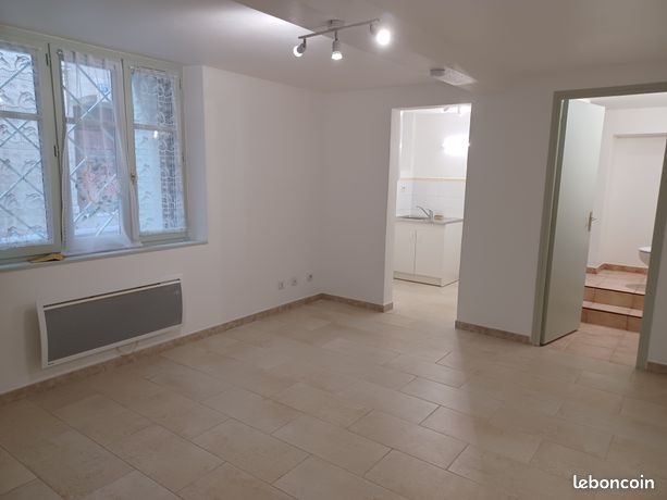Studio disponible immeuble securise