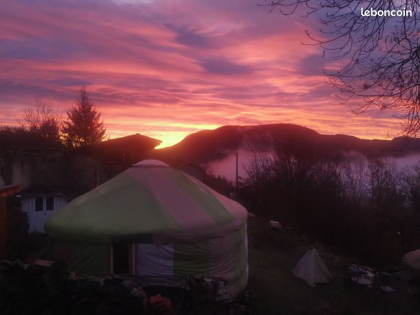 Eco lieu camping yourtes et maison paille