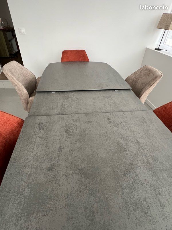 Table (image 3)