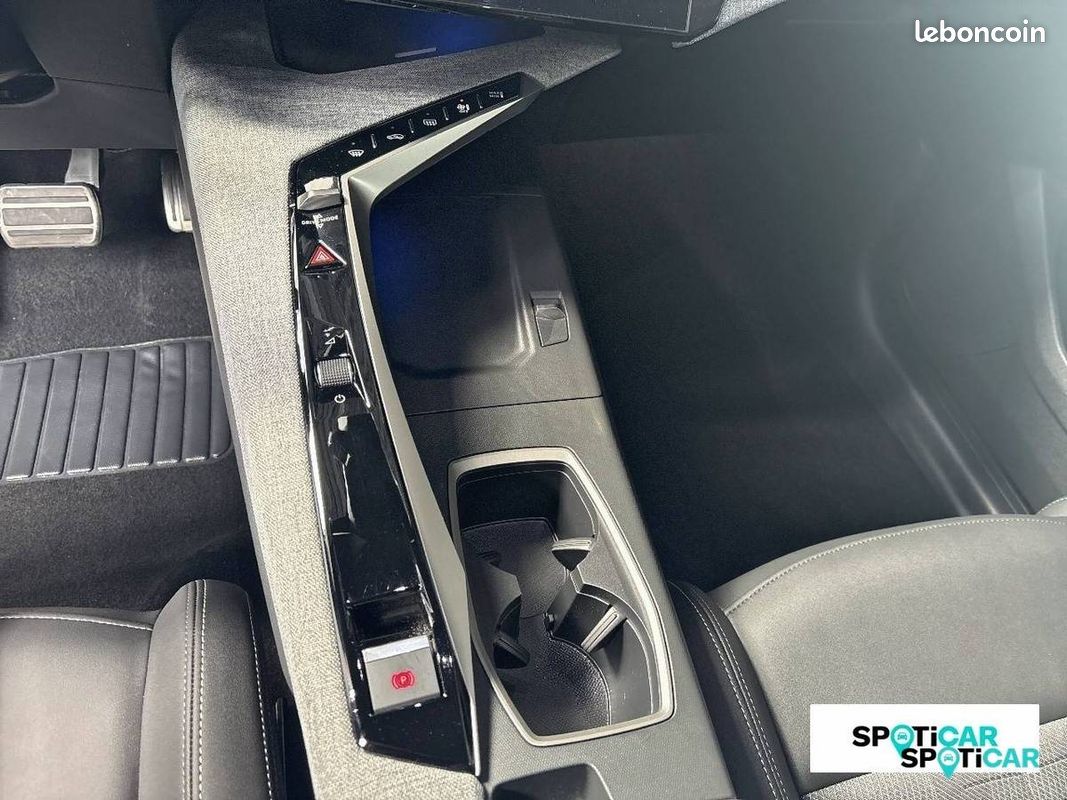 PEUGEOT 5008 Hybrid 145 ch e-DCS6 GT (image 23)