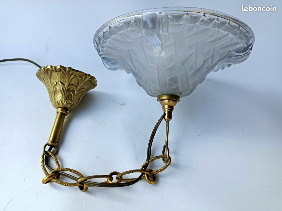 Suspension globe vintage en verre moulé transparent