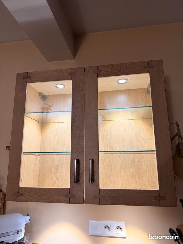 Vitrine murale en bois avec éclairage intégré (image 1)