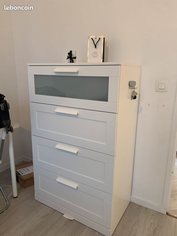 Commode 4 tiroirs BRIMNES IKEA, parfait état, blanc/verre givré (image 1)