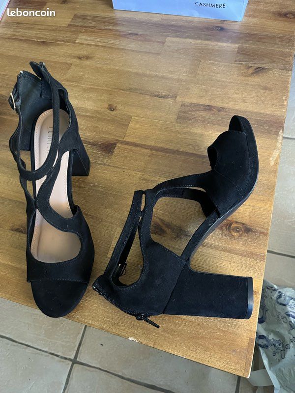 Chaussures ouvertes noires à talon (image 4)