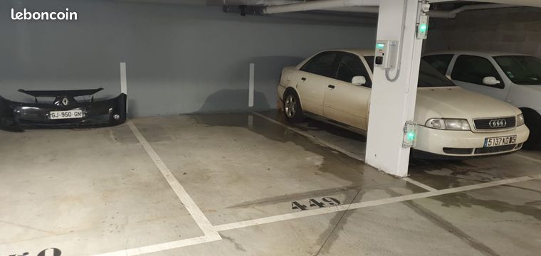 Place de parking avec borne de recharge électrique en sous-sol à Guyancourt