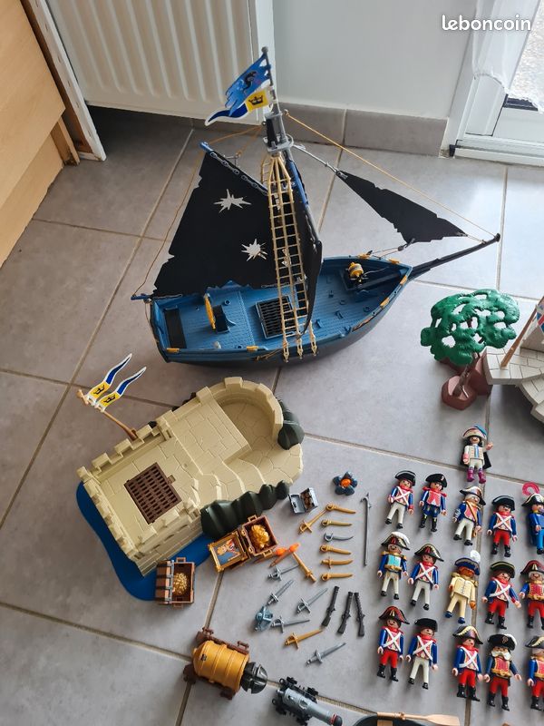 Playmobil 4 bateaux un fort un bastion 36 personnages playmobil français anglais espagnol des canons fusils épées 2 chaloupes coffres trésor beaucoup d accessoires (image 17)
