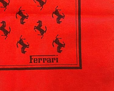 Foulard en soie bordeaux pour homme imprimés anneaux dorés