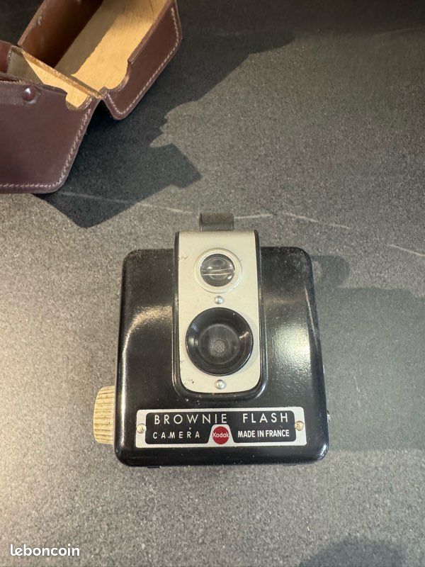 Kodak Brownie Flash fabriqué en France, avec son étui Kodak (image 3)