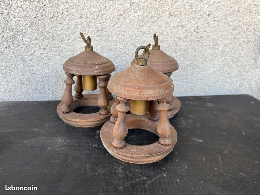 Ensemble de trois anciennes petites suspensions ou lanternes en bois tourné et douilles (image 1)