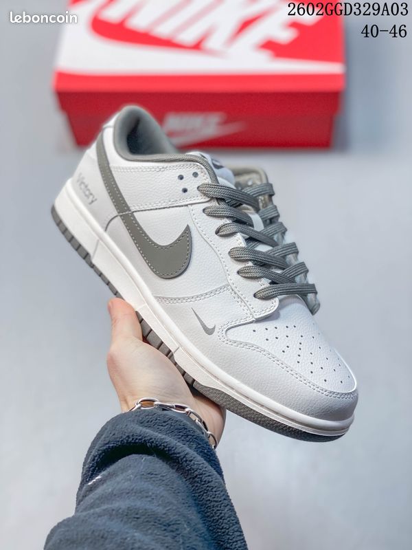 Chaussures Nike, excellent état, taille 43, couleur : Blanc (image 1)