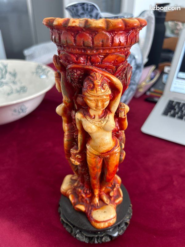 Vase statue (image 1)