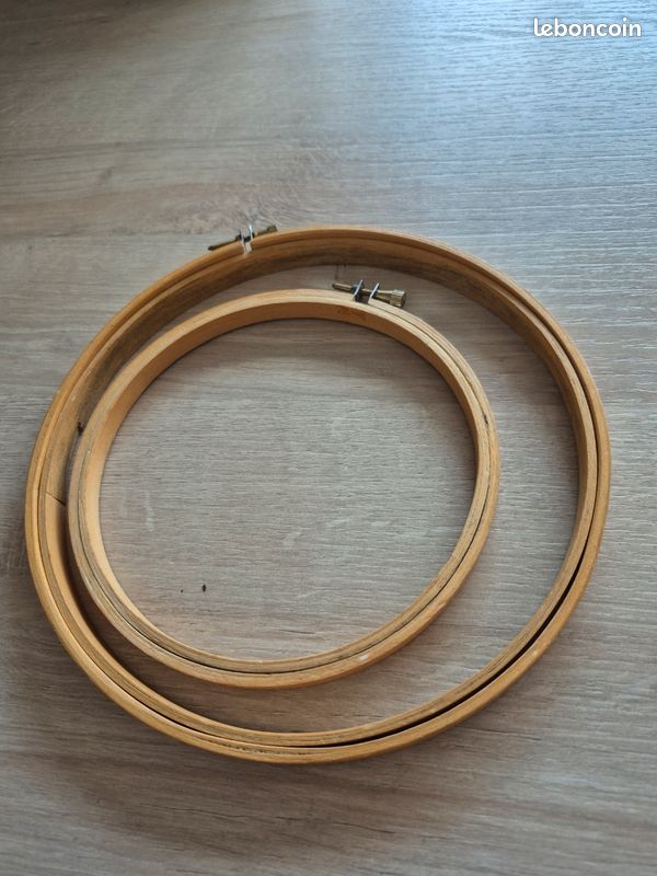 Lot De 4 Cercles à Broder En Bois Imitation + 16 Aiguilles Dorées - Kit Complet Couture Et Bricolage