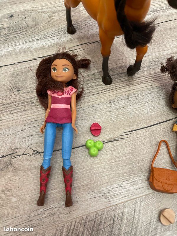 Coffret Spirit L’Indomptable – Poupée Lucky 18 Cm Et Cheval Spirit Articulé 20 Cm, Accessoires Pommes Et Brosse, Jouet Enfant Dès 3 Ans