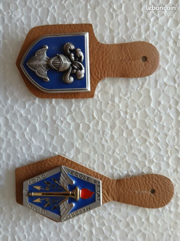 2 Insignes Métal avec pucelle (image 1)