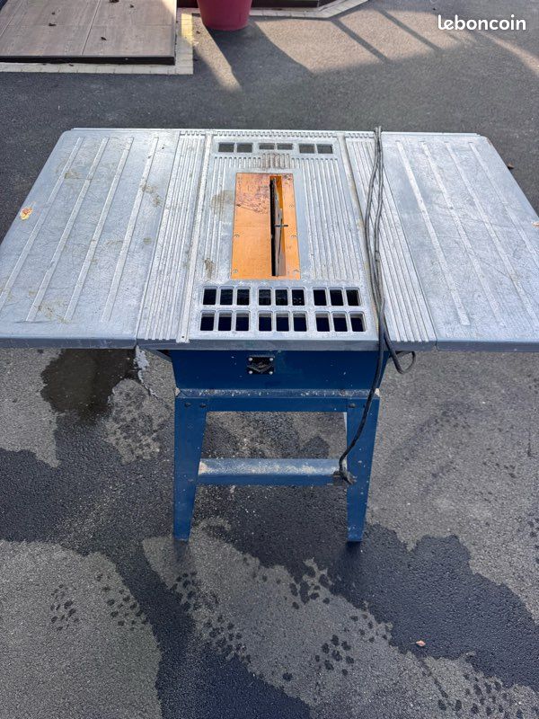 Scie à bois sur table (image 1)
