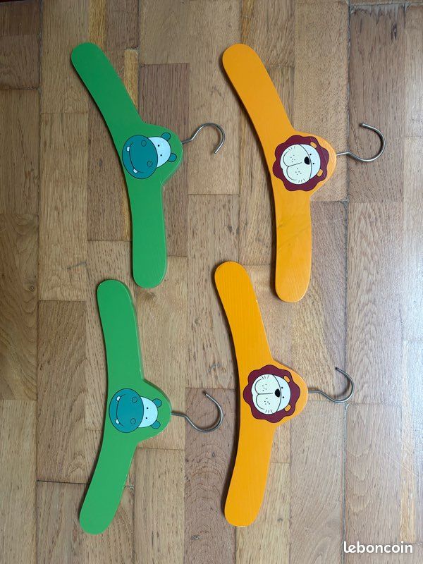 Lot de 4 cintres enfants en bois (image 1)