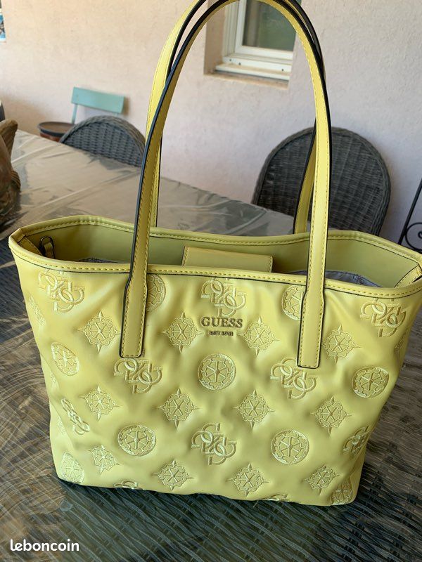 Magnifique sac Guess brodé Accessoires Bagagerie