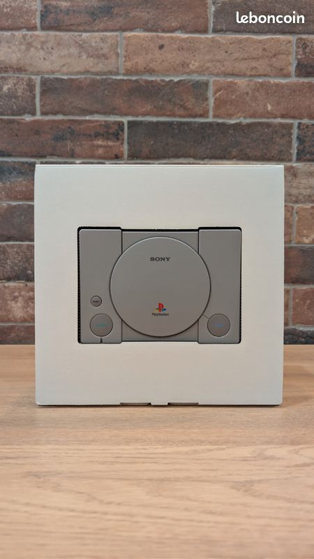 PlayStation Classic
Comme neuve, utilisée deux fois seulement.
Le pack comprend : deux manettes, un câble USB, un câble HDMI et la console.
Vendue avec boîte d'origine, notice etc.
Prix : 85 (image 3)
