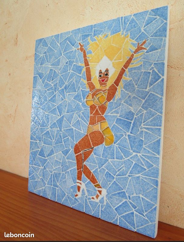 Tableau danseuse carnaval en mosaïque avec costume couleur or (image 3)