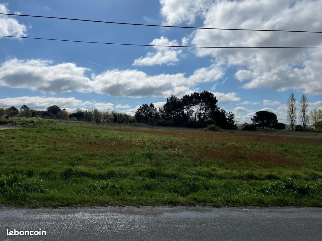Terrain 800 m² · à Bourg · 60 000 €