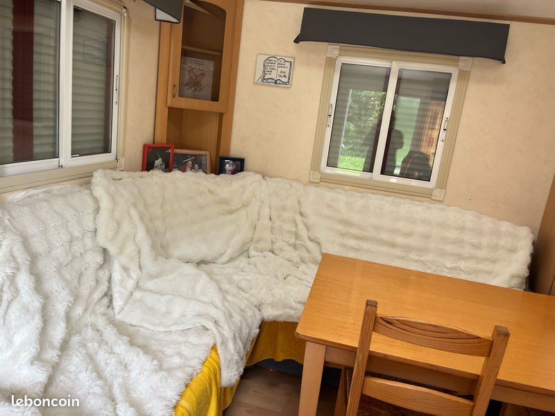 Je vends un mobilehome 10 mètre salle de bain, tout équipé, toilettes, séparées, cuisine, deux chambres, un salon, télévision extra plate, frigo four en parfait état (image 11)