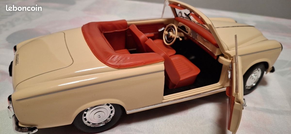 1/18 Peugeot 403 Cabriolet Grand Luxe 8CV Jaune 1959 Solido