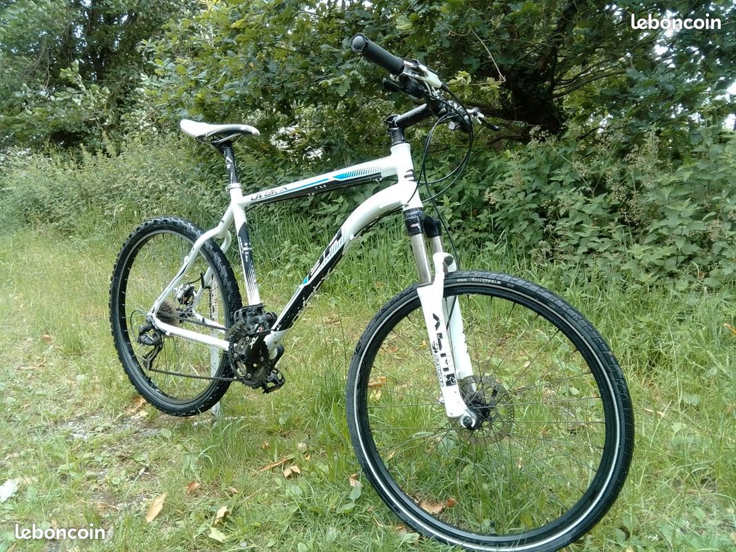 VTT BH en aluminium blanc, équipé de freins hydrauliques et d'une transmission 3 plateaux 9 vitesses Shimano Alivio. 27 vitesses au total (image 3)