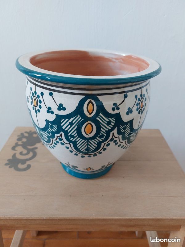 Pot en en céramique marocain 
En terre cuipote 
20cm de diamètre 
Deux modèles bleus et blanc disponibles 
Autres modèles et tailles également disponibles (image 1)