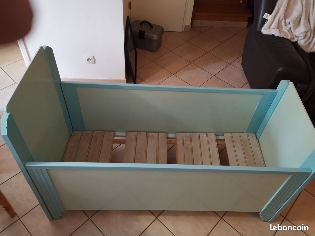 Lit en bois bleu pour enfant (image 1)