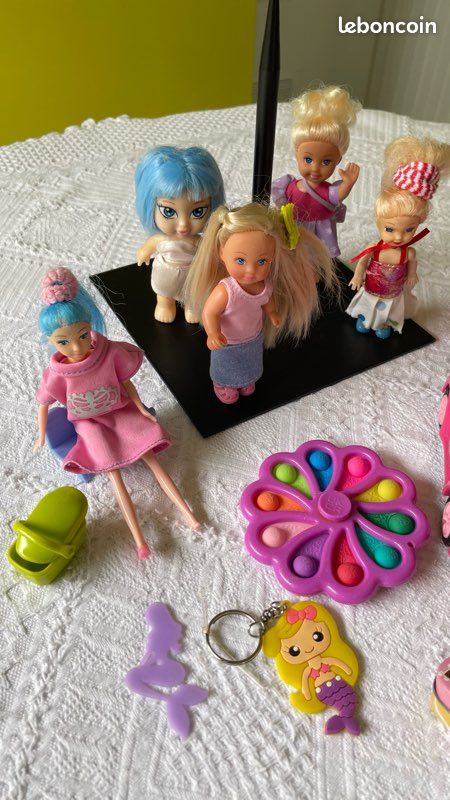 Petites poupées et véhicules mini barbie le lot (image 4)