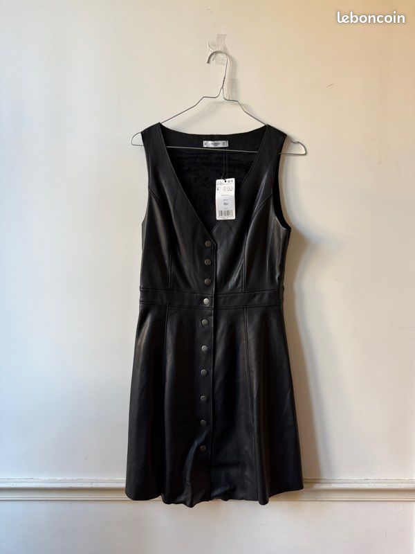 Robe En Cuir Noir MANGO Taille S - Style évasé, Longueur Genou - Comme Neuve (occasion Très Bon état)