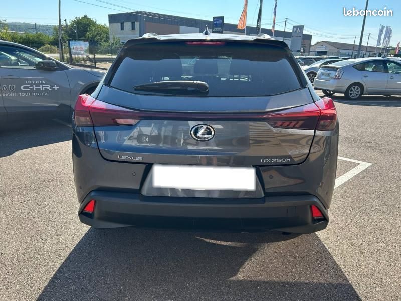 Lexus UX 250h Executive 2WD (image 6)