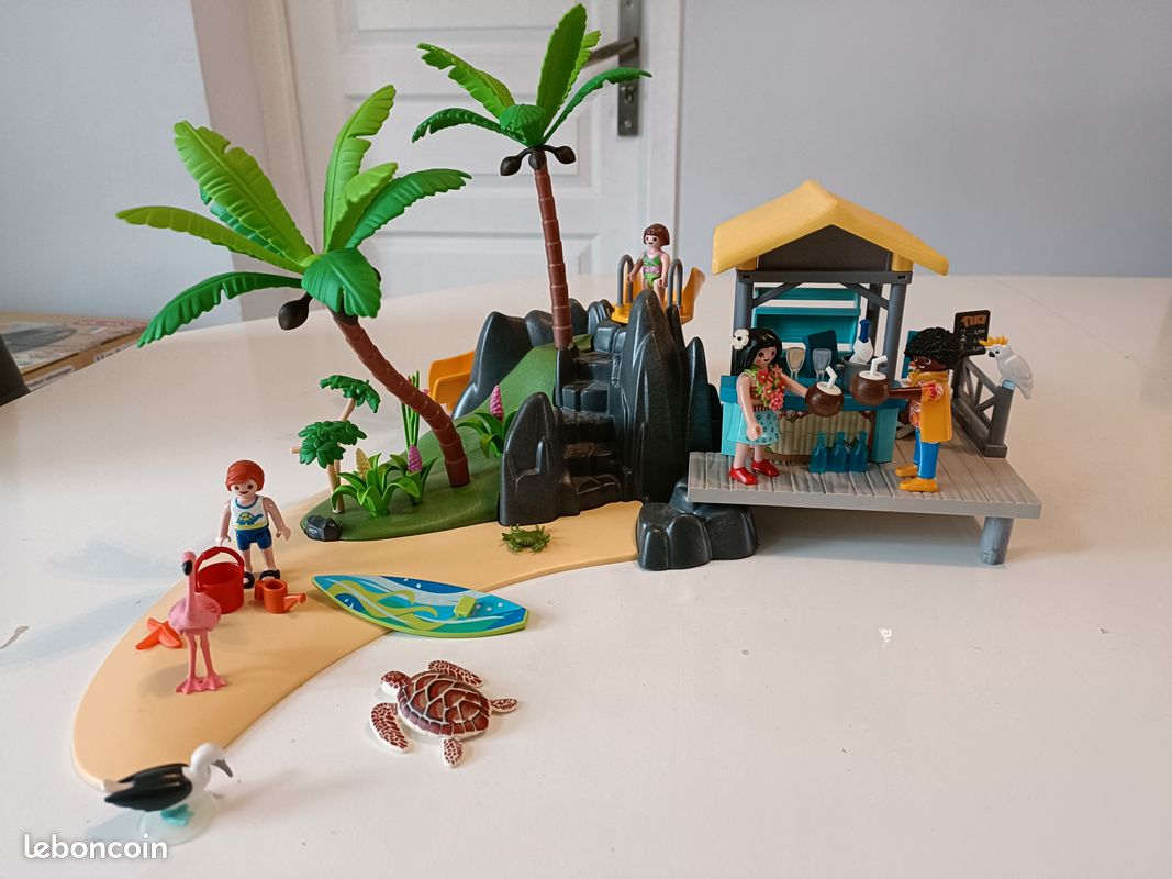 LOT 77 : L'ile de vacances Playmobil - n°6979 - univers : monde actuel (image 1)