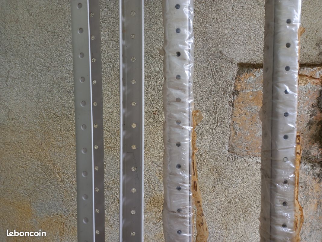 Profilés perforés acier peints en U 40*40*40 *3. Longueur 2.88 m (image 2)