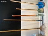 Lot outils de jardin: pelle, bèche, fourche, râteau et balai à feuilles (image 3)
