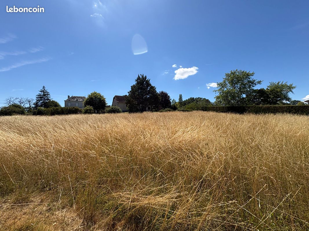 Terrain 2032 m² · à La Roche-Posay · 2 032 m² · 39 000 €