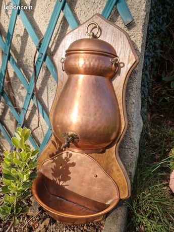 Fontaine Murale Décorative En Cuivre Martelé Sur Support Bois - Vintage