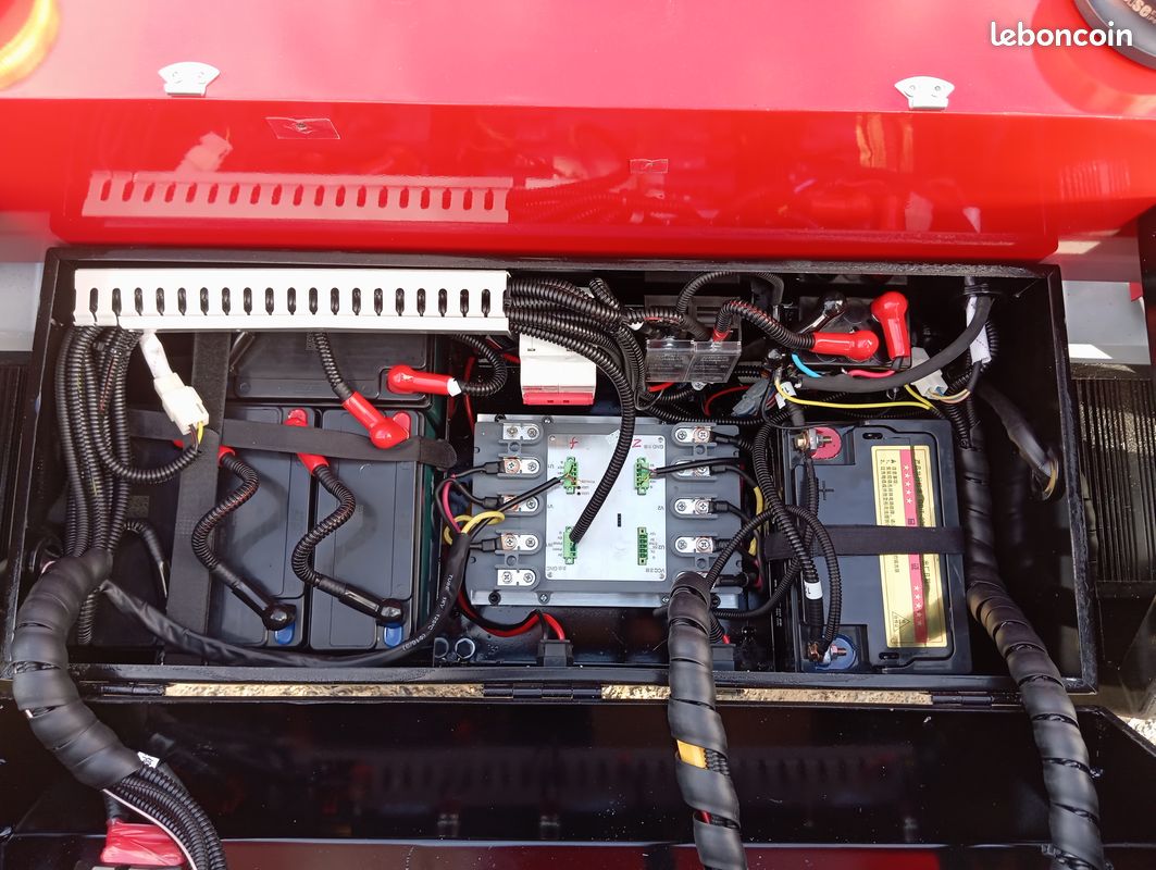 GRIZZLY 900F Robot-débroussailleur à chenilles radiocommandé avec rotor à fléaux, moteur Vanguard 23cv (image 2)