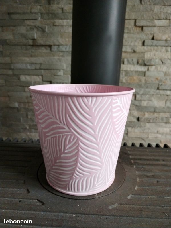 Joli cache pot en métal décoré feuilles en relief, de chez gamm vert jamais servi (image 5)