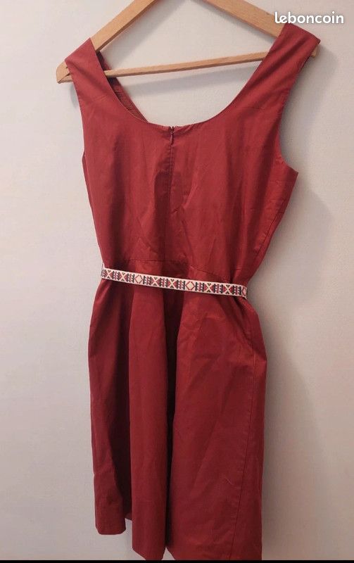 Robe rouge Caroll avec ceinture (image 3)