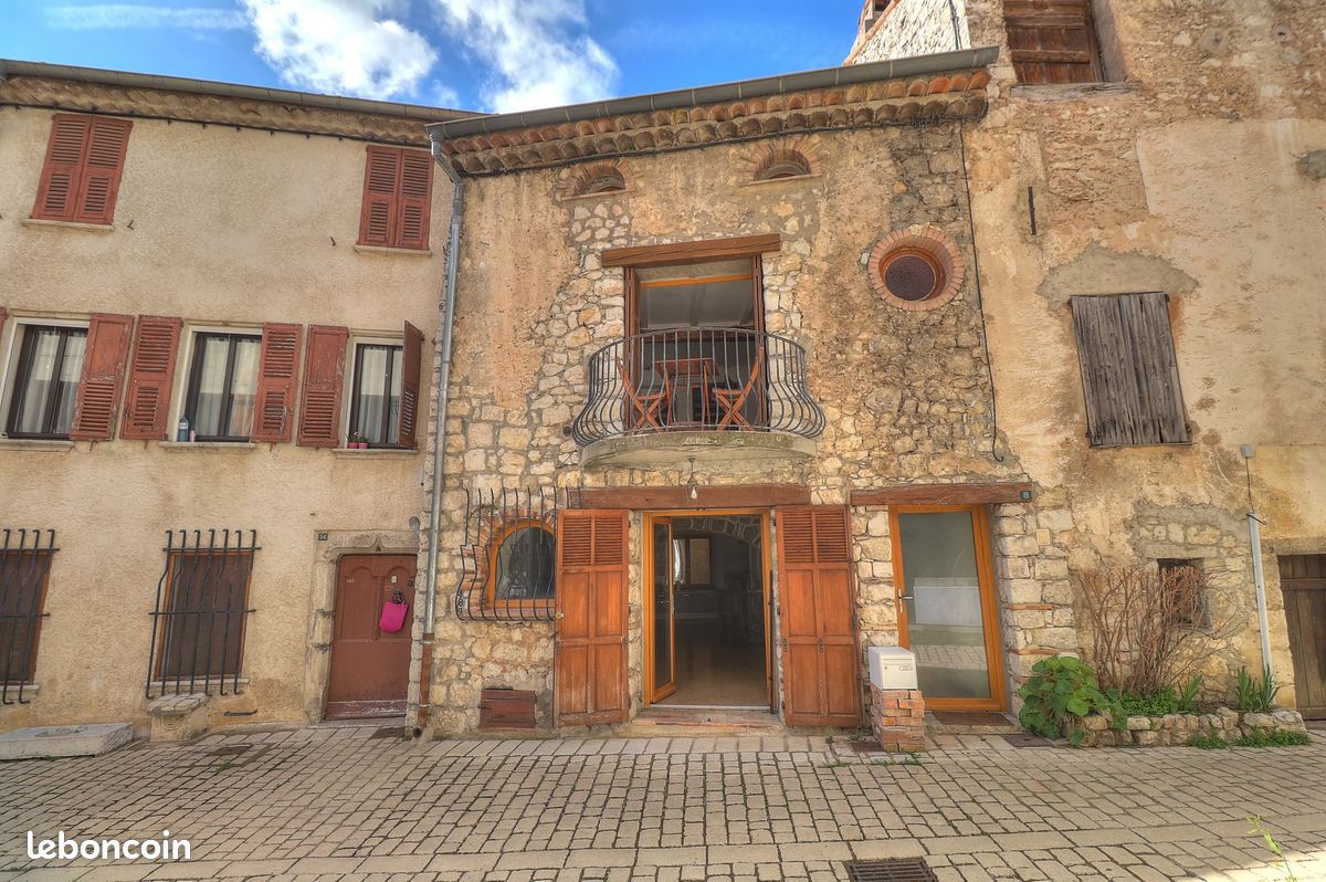 Maison 6 pièces 148 m² · à Coursegoules · 148 m² · 190 000 €