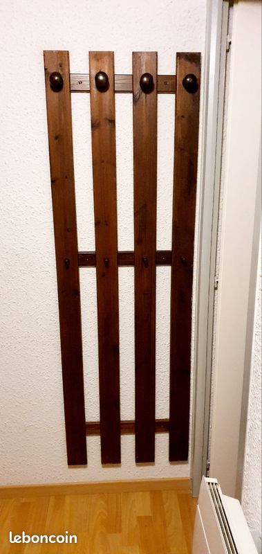 Porte-manteau mural en bois massif – 8 patères (image 2)