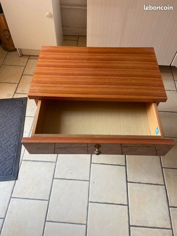 Table de nuit avec tiroir,longueur 50cm,largeur 30 cm hauteur 52 cm ,profondeur 22cm,prix 19 euros (image 2)