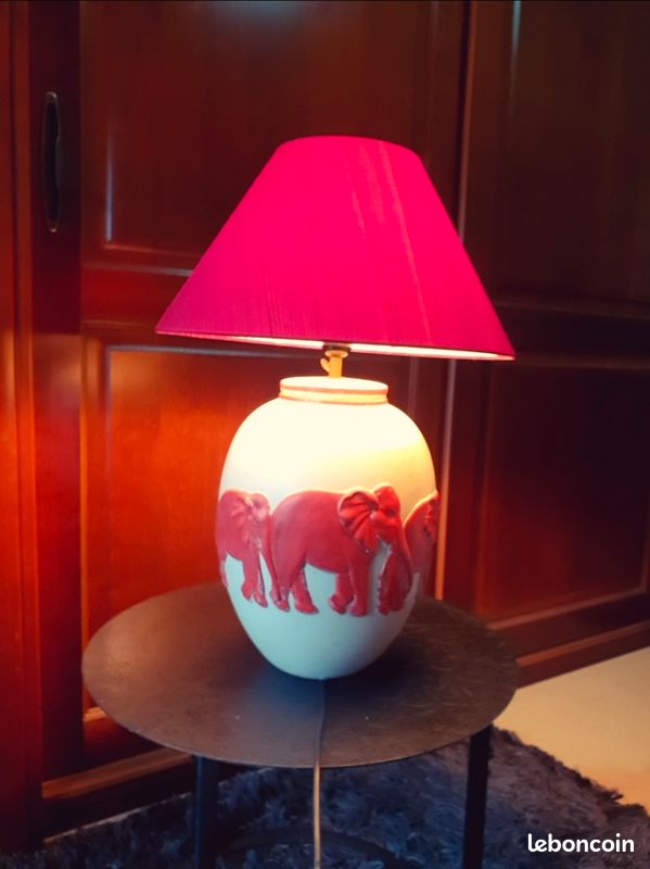 Lampe 1980 ceramique aux elephants blanche et rouge abat-jour lampe 1980 ceramique aux elephants blanche et rouge (image 1)