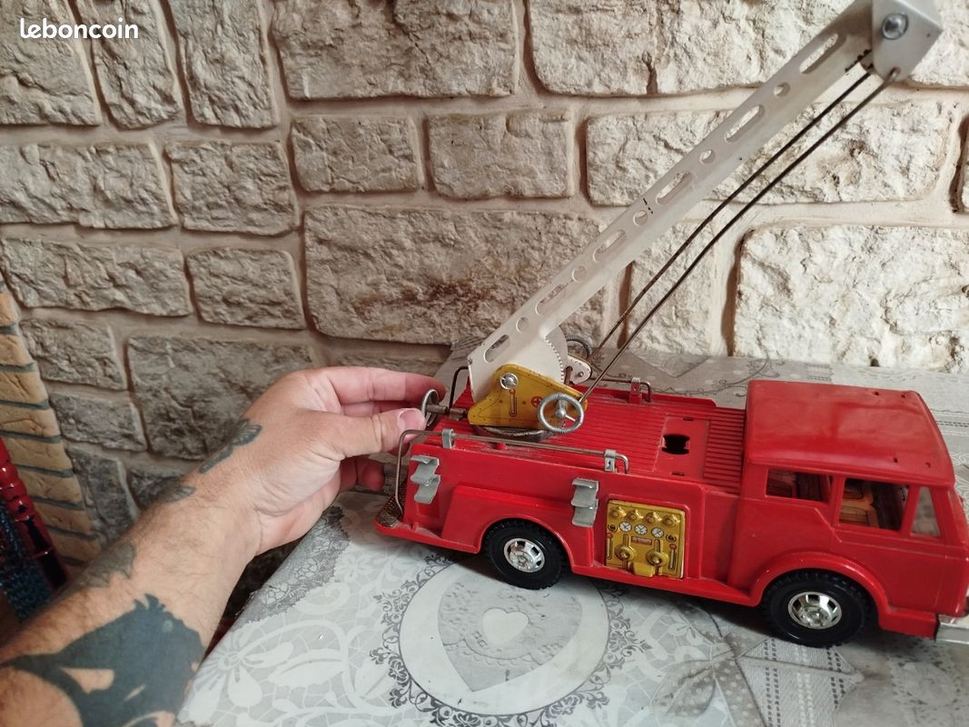 Jouet ancien en tole a clé camion pompier IFS Indian Fire