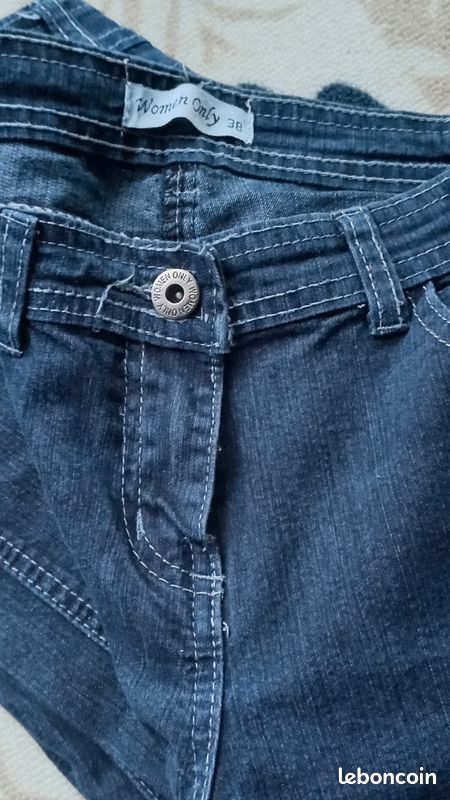 Une paire de jeans neufs (image 3)