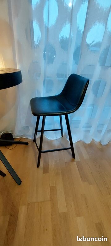Table et 2 tabourets style industriel pour studio ou petit salon (image 2)