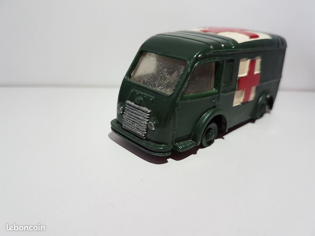 Miniature Renault Carrier ambulance militaire Dinky-Toys France ref. 80